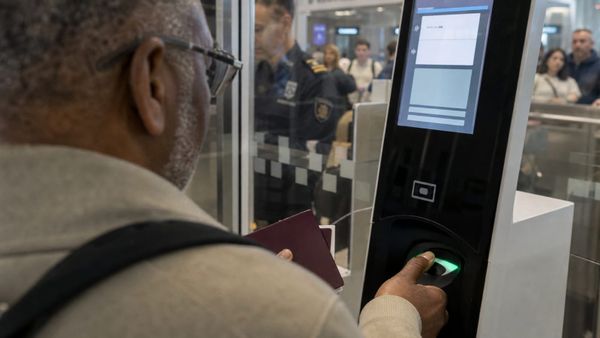 Viajante com documento de residência recebe orientação em controle de fronteira europeu