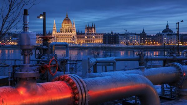 Gasodutos diante do Parlamento da Hungria iluminado em Budapeste