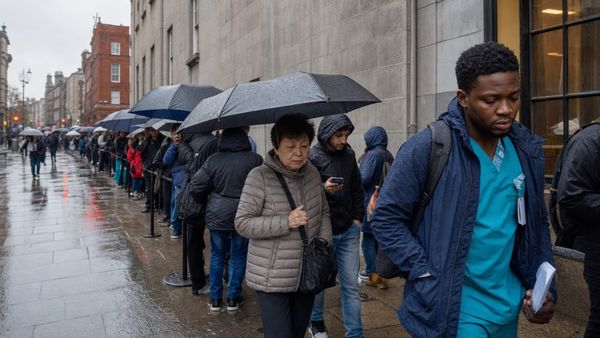 Profissionais estrangeiros aguardam em fila para renovar a residência na Irlanda