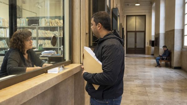 Requerente apresenta documentos na secretaria de um tribunal italiano após a sentença de cidadania