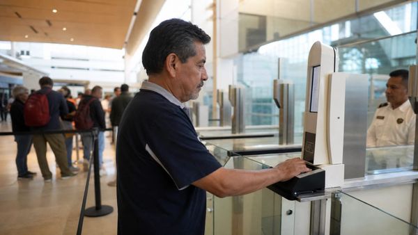 Viajante com passaporte diante de filtros migratórios digitais em aeroporto do México
