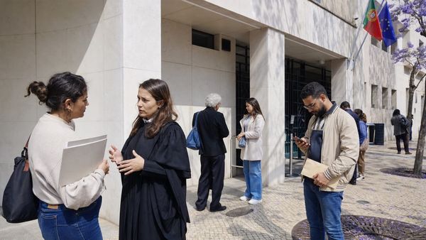 Advogada conversa com uma imigrante diante de um tribunal administrativo em Lisboa
