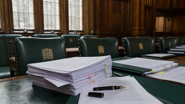 Documentos legislativos sobre a mesa de uma comissão do Parlamento britânico
