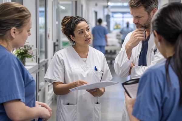 Enfermeira estrangeira integra equipe clínica em hospital alemão