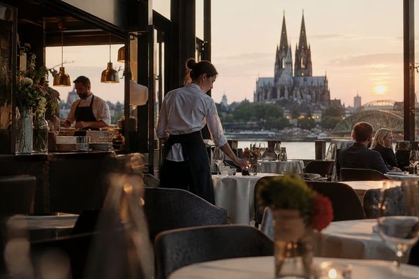 Cena editorial em Alemanha sobre receita real da hotelaria e alimentação cai 4% na comparação anual