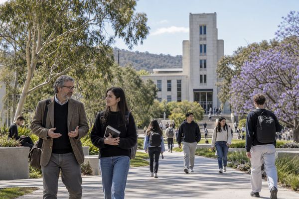Estudantes cruzam campus da Australian National University em Canberra