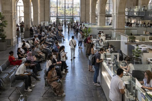 Cena editorial em Espanha sobre espanha tem 7,9 milhões de estrangeiros com residência