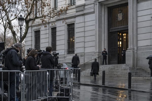 Fachada sóbria da Audiência Nacional em Madri sob céu nublado