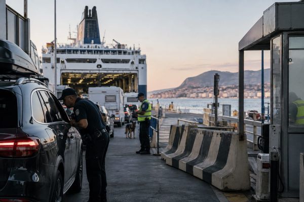 Cena editorial em Espanha sobre espanha prorroga controles com itália até 7 de outubro