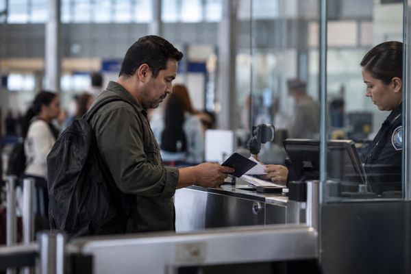 Cena editorial em Estados Unidos sobre dhs prorroga por 180 dias determinação de fluxo migratório em massa
