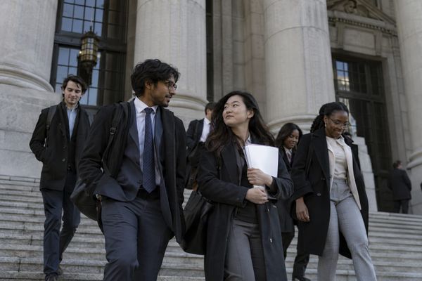 Cena editorial em Estados Unidos sobre justiça suspende regra do dhs que trocava permanência de estudantes