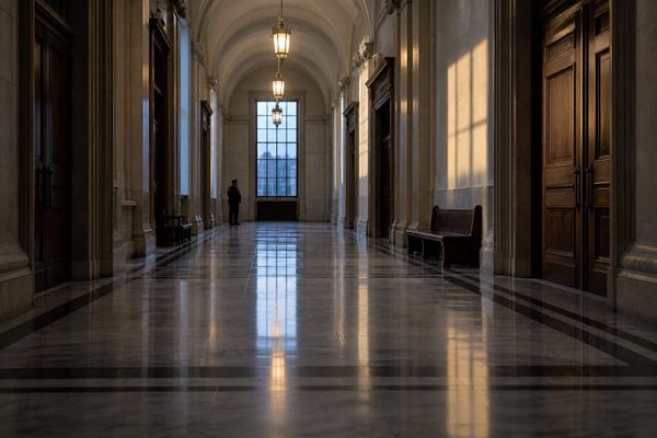 Corredor austero de tribunal federal americano com portas fechadas