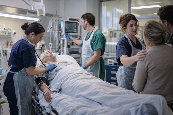 Equipe de emergência irlandesa atende paciente em ambiente hospitalar