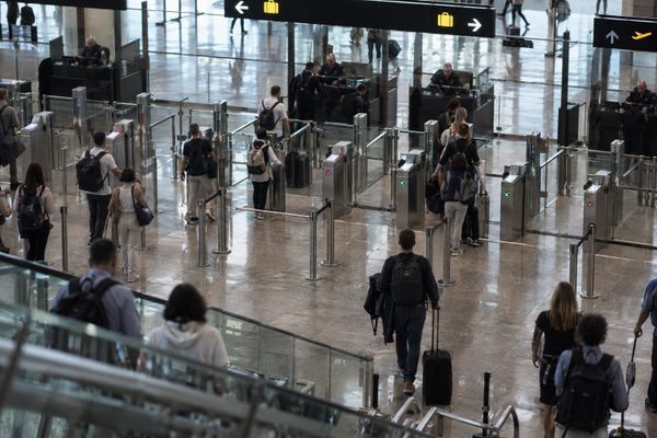 Cena editorial em Itália sobre controles nas fronteiras aérea e marítima com a espanha ganham