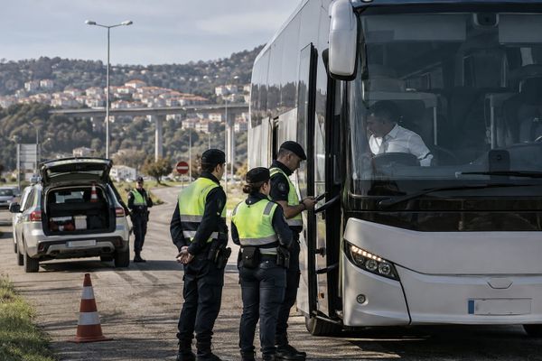 Cena editorial em Portugal sobre gnr emite 1.068 notificações a estrangeiros em portugal