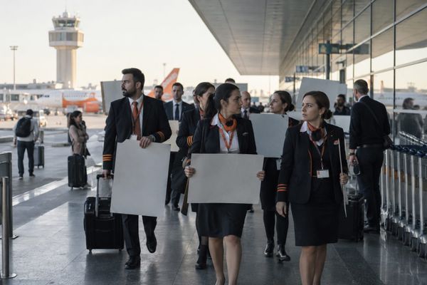 Cena editorial em Portugal sobre tripulantes da easyjet aprovam greve de 2 a 6 de outubro