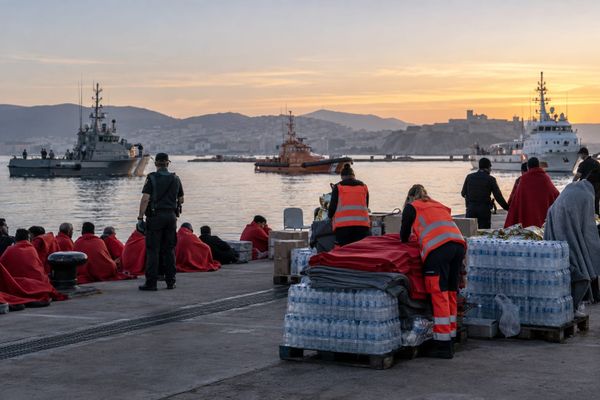 Equipes de resgate e acolhimento trabalham no porto de Ceuta ao amanhecer