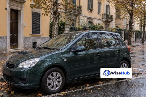 Carro compacto verde-escuro em rua italiana molhada, em cena ilustrativa com o logo oficial da WiseHub.