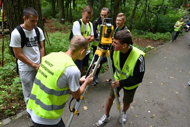 Студенти землевпорядного факультету опановують ліс.