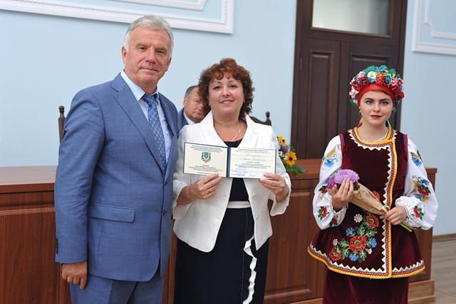 Звання заслуженого працівника Національного університету біоресурсів і природокористування України присвоєно бухгалтеру Боярської лісової дослідної станції Ларисі Гончаренко