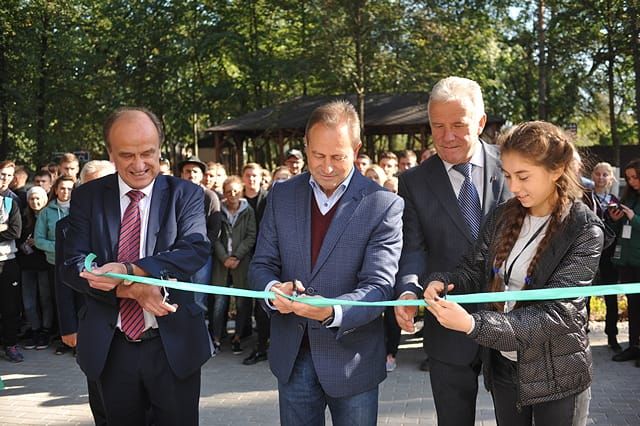 Ректор університету Станіслав Ніколаєнко, перший заступник міністра освіти України Володимир Ковтунець і голова наглядової ради Микола Томенко відкрили оновлений гуртожиток у Дзвінківському ННВЦ