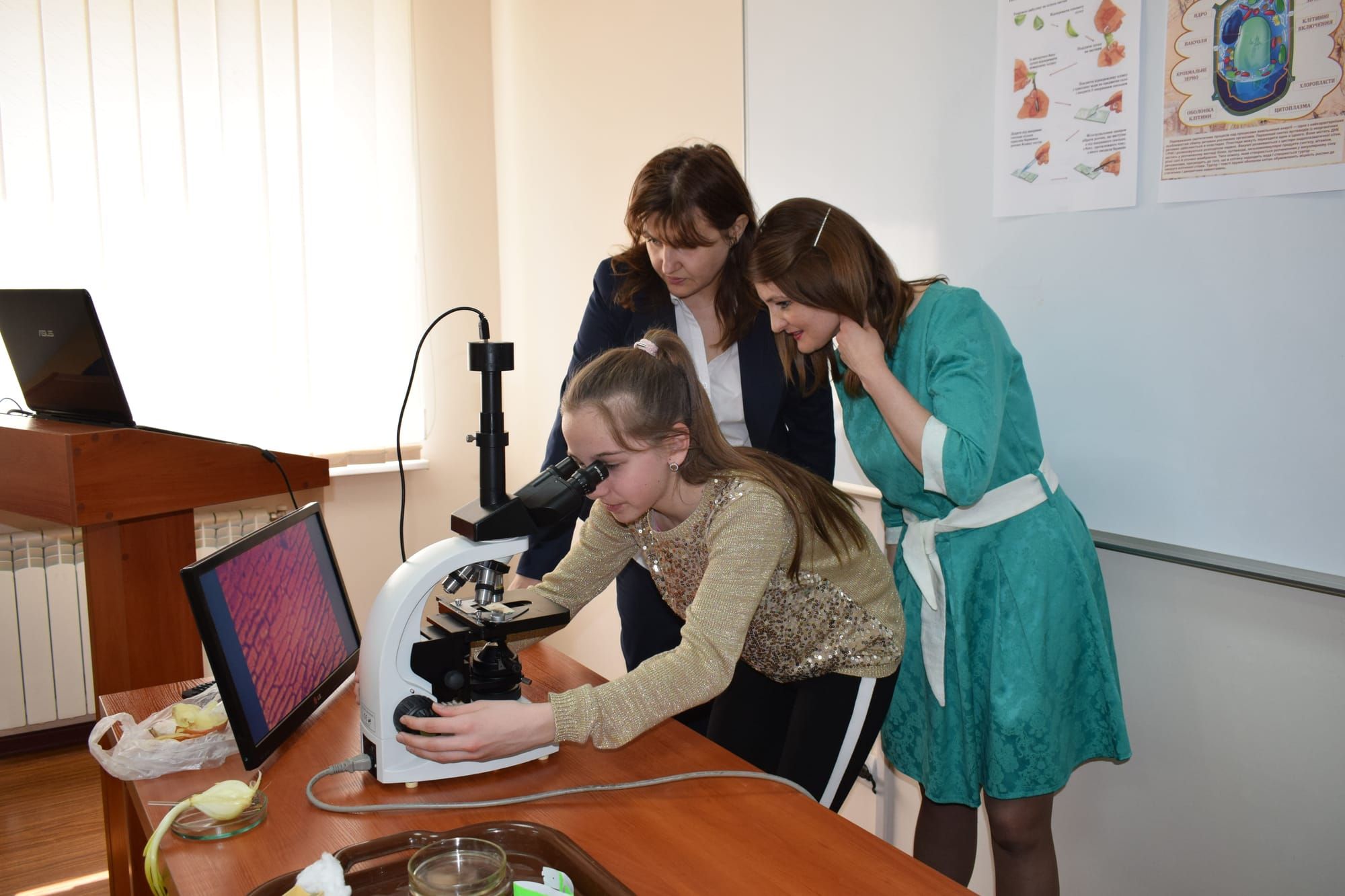 Учні Боярського академічного ліцею «Лідер» вивчають цікавий світ мікробіології