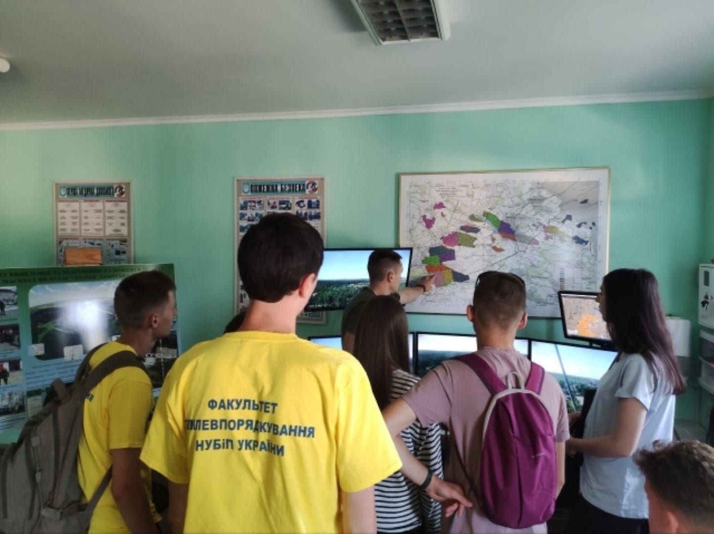 Практичне навчання 2023 в дії: перевірка знань і навчальна практика з топографії на факультеті землевпорядкування