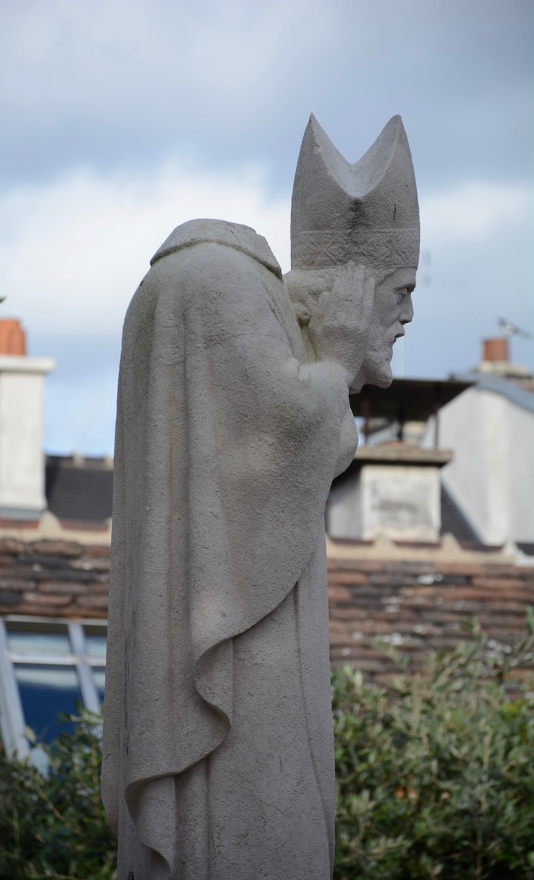 St-Denis--head-in-hands-1