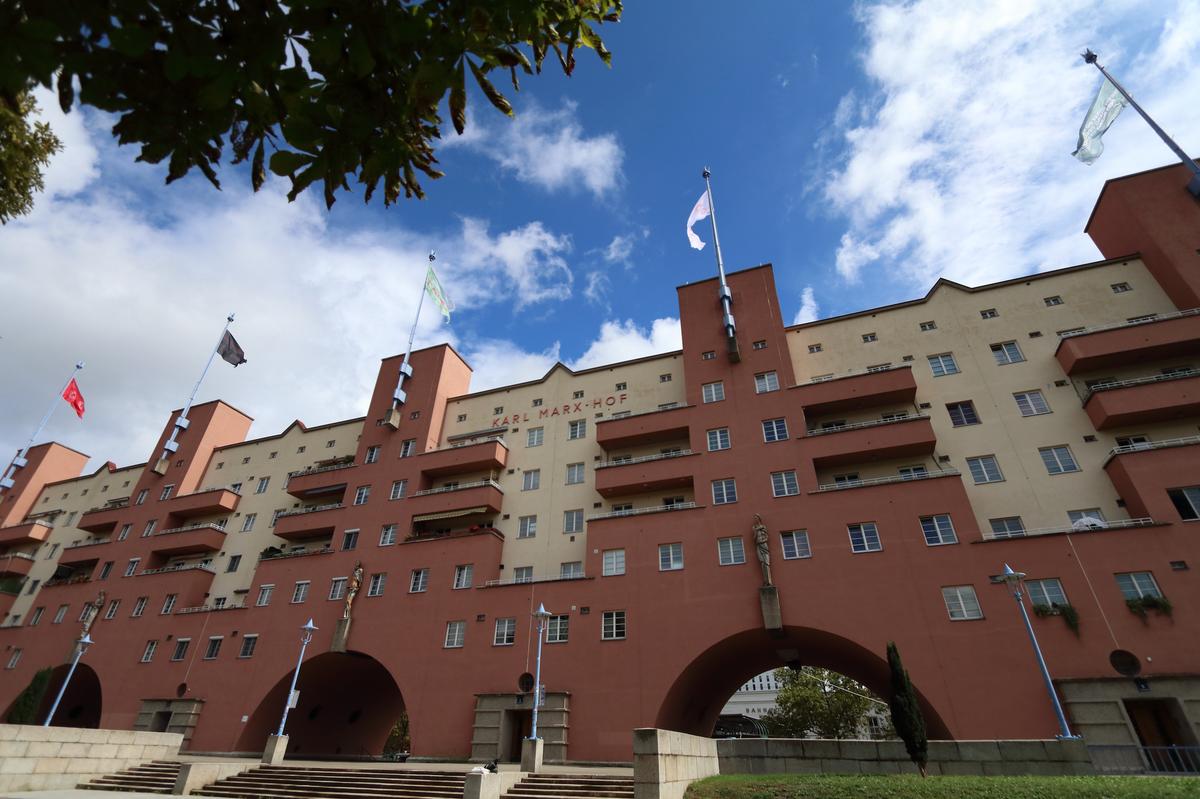 Notes on vienna: reflecting on its facades and the workers within