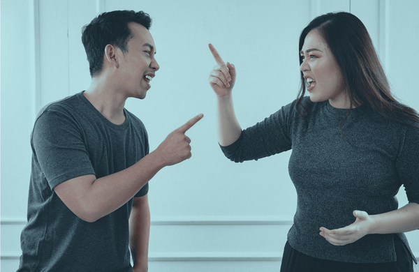 Mann und Frau in lebhafter Diskussion, zeigen mit dem Finger aufeinander