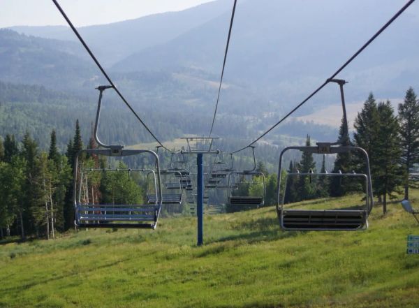 An example of seasonal unemployment depicted in a ski slope in summer, with its ski lifts not in operation.