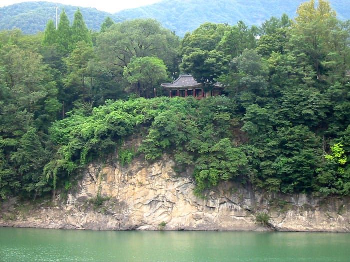 개발의 속도 앞에 서있는 역사