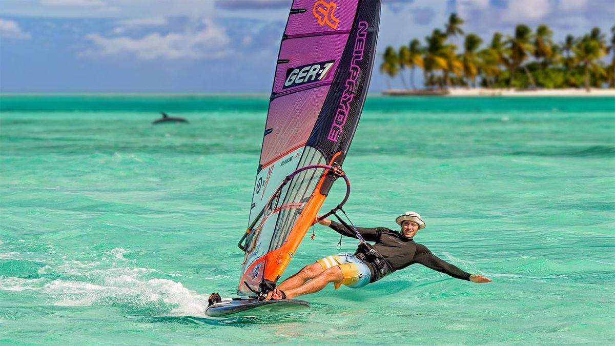 Windsurfing Experts Detail Key Techniques for Improving Jibes