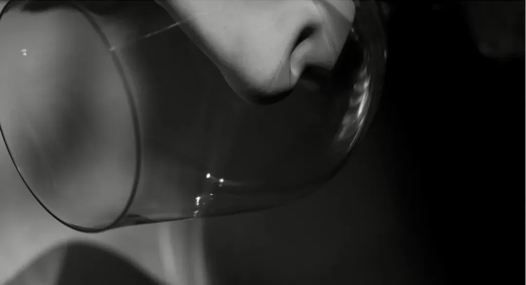 Nez dans un verre à vin