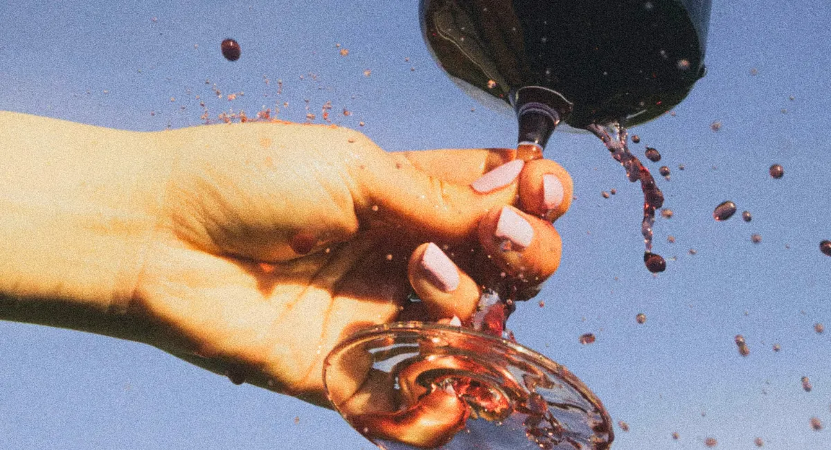 Vin rouge qui explose du verre