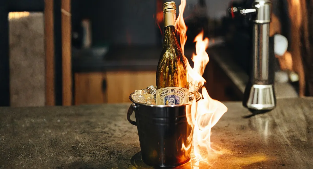 bouteille de vin dans le feu