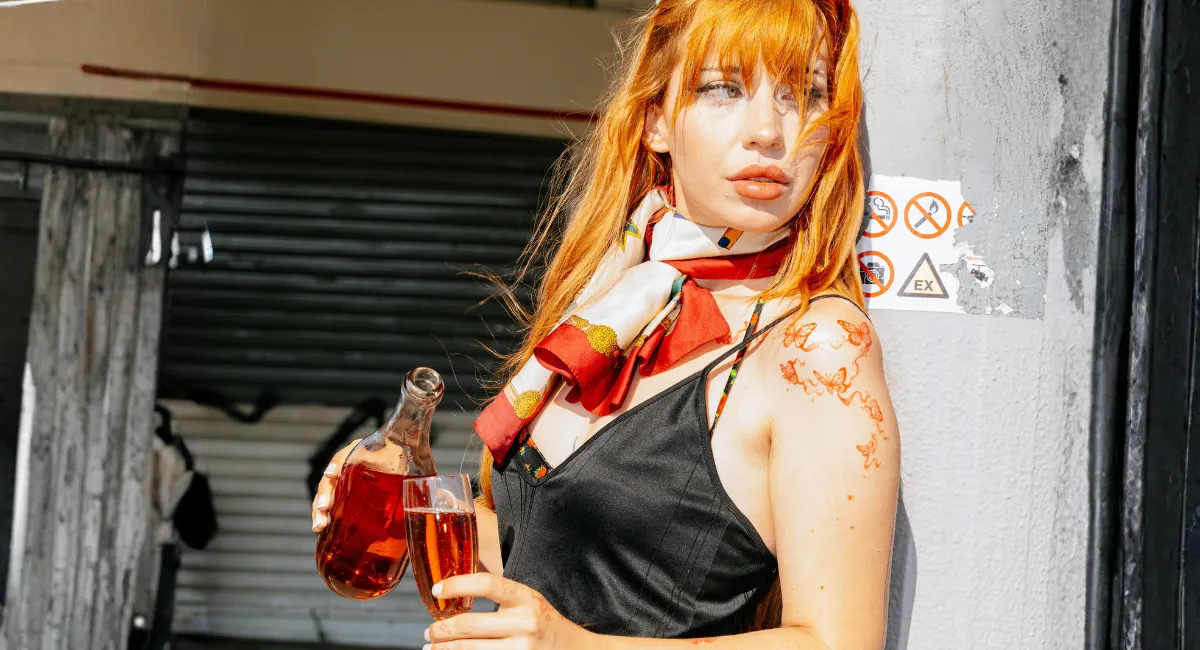 Belle femme rousse champagne