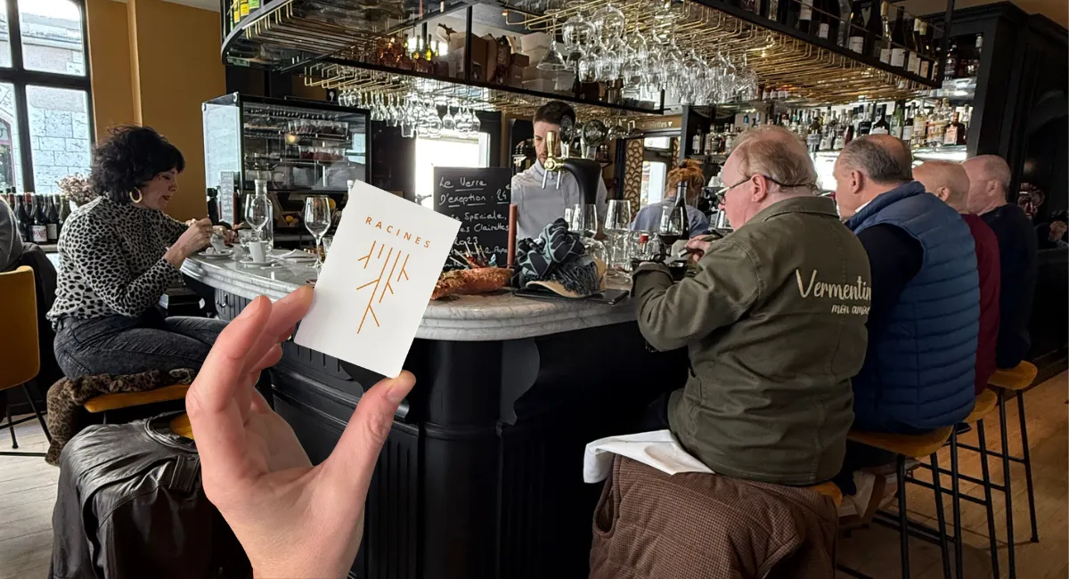 Lola et des gens du vin au comptoir