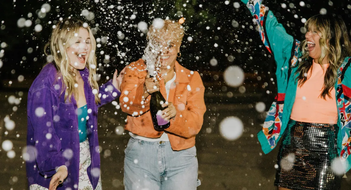 Filles ouvrent champagne