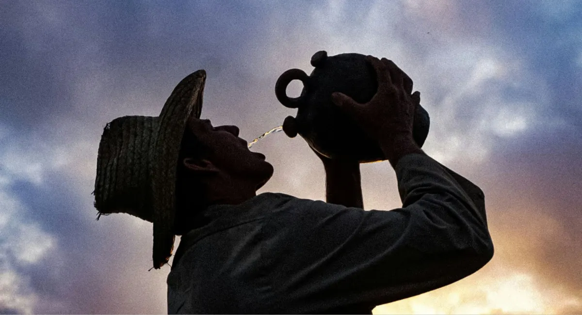 cowboy qui boit du moonshine