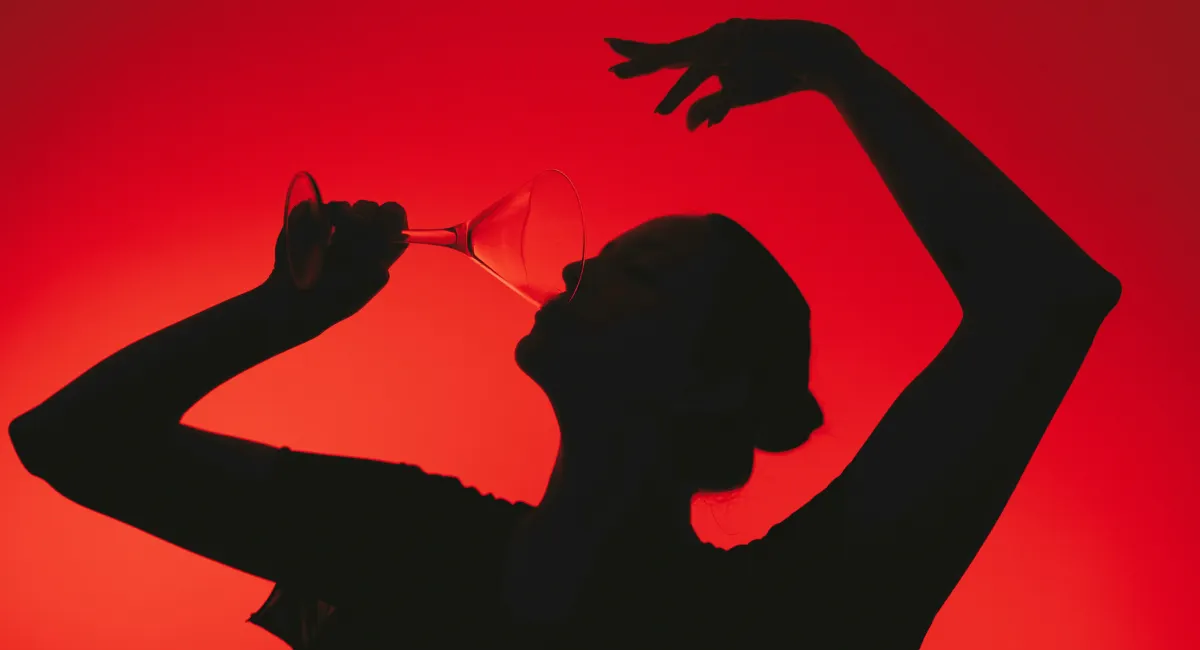 Femme qui boit un martini