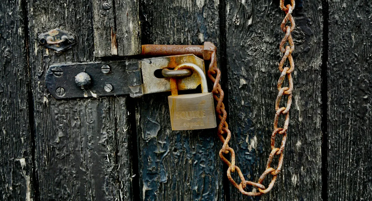 Porte avec cadenas