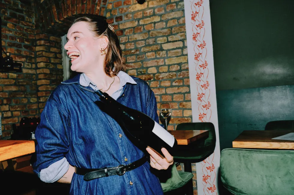 Fille rire bouteille 