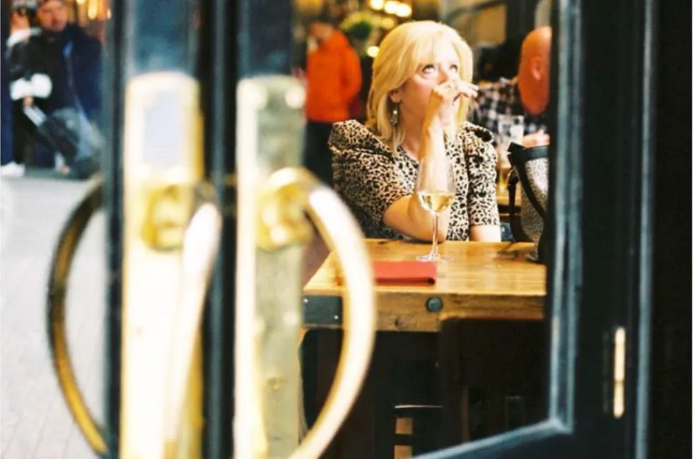 Femme dans un bar