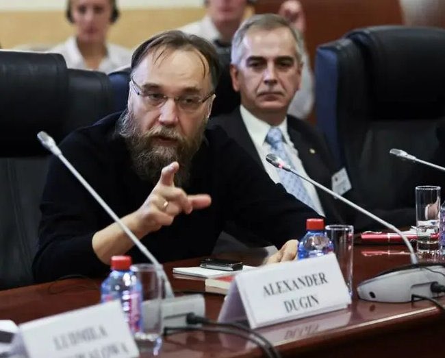 Călin Georgescu sitting behind Alexander Dugin