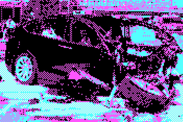 Een gepixelde foto van een gecrashte Tesla.