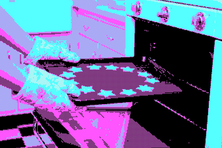 Een gepixelde foto van iemand die koekjes uit de oven haalt. De koekjes liggen in de vorm van de Europese vlag.