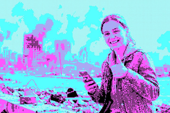 Een vrouw met smartphone en duim omhoog, terwijl de wereld in brand staat.