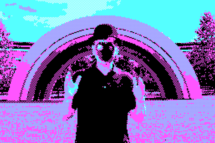 Tim Cook met een appel voor zijn gezicht, met bolhoed, zoals een Margritte-schilderij. Gepixeld.