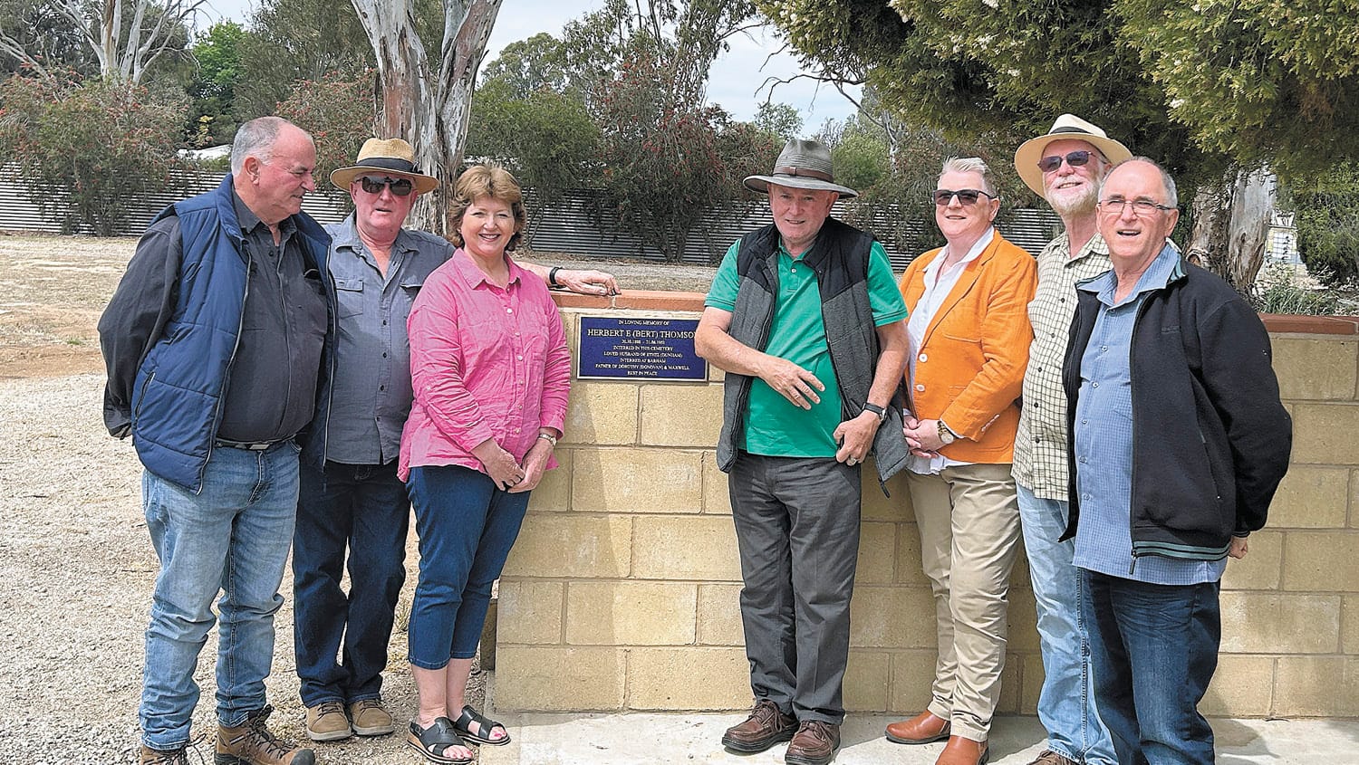 Memorial plaque unveiled for Bert Thomson